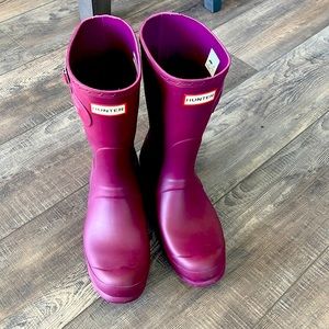 Ladies Hunter rain boots in magenta, size 9